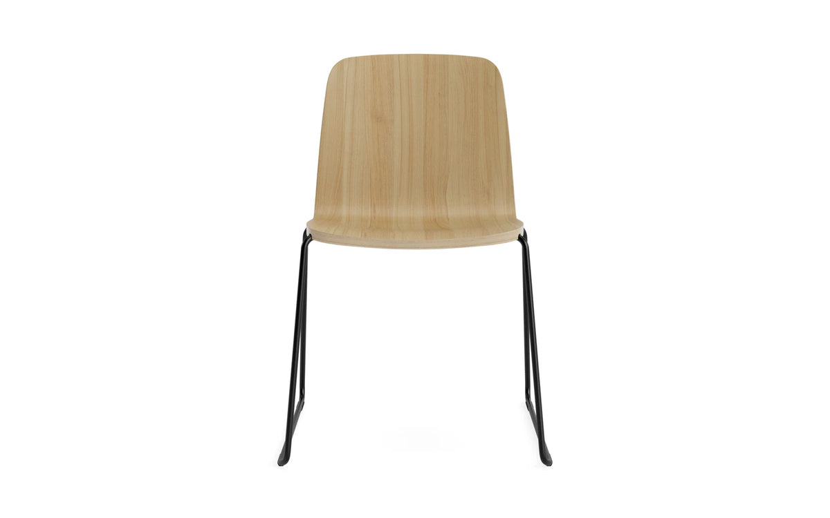 Just Stuhl in Eiche/Schwarze Stahl präsentiert im Onlineshop von KAQTU Design AG. Stuhl ist von Normann Copenhagen