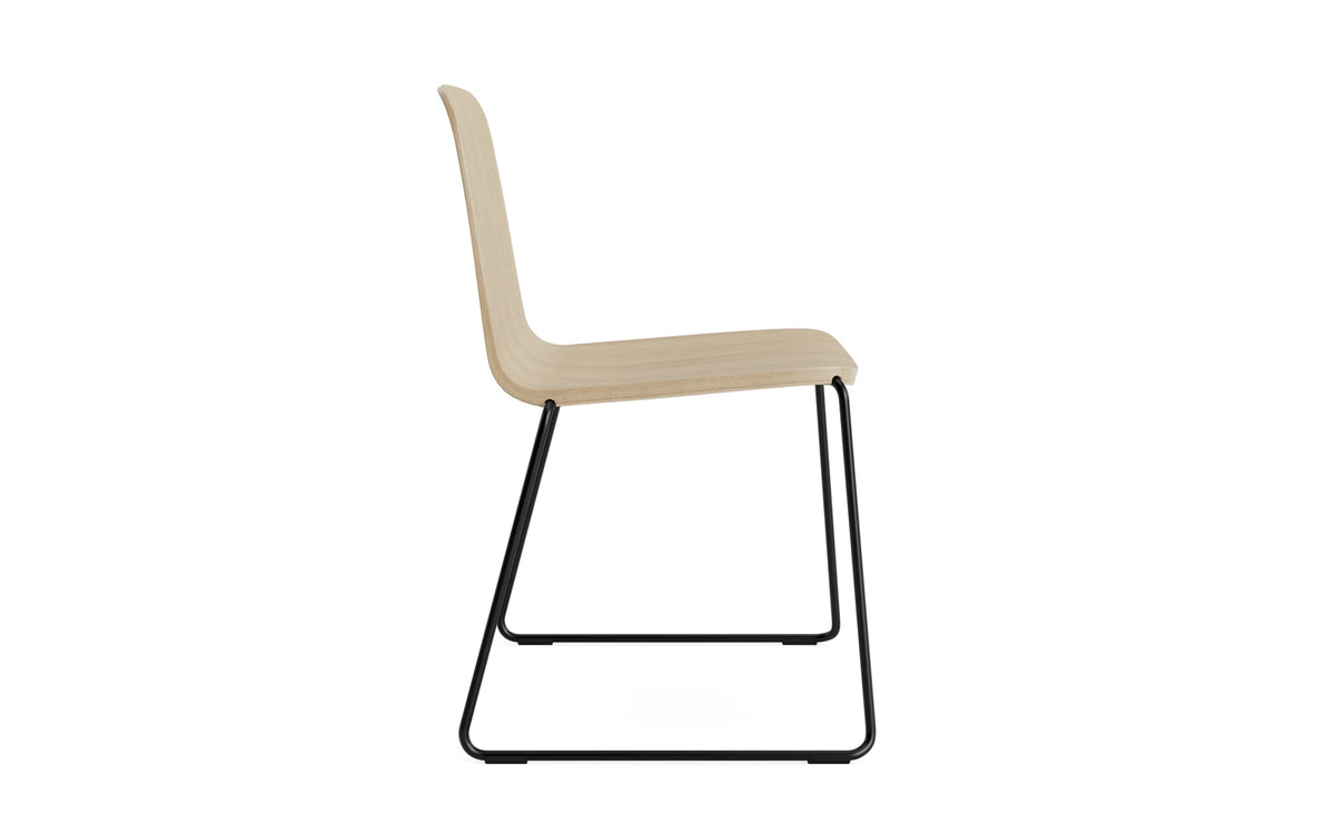 Just Stuhl in Eiche/Schwarze Stahl präsentiert im Onlineshop von KAQTU Design AG. Stuhl ist von Normann Copenhagen