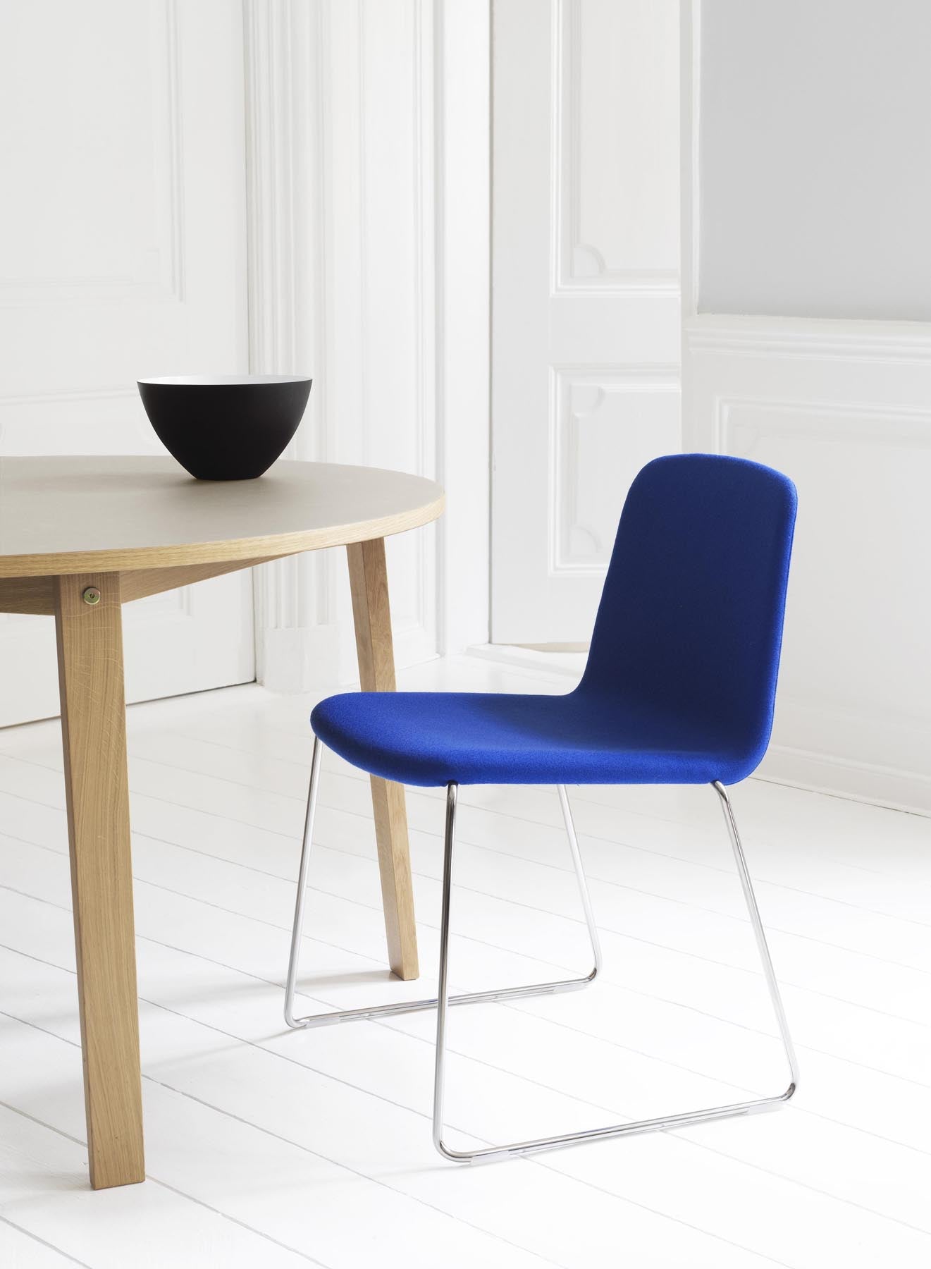 Der Just Stuhl von Normann Copenhagen: Schlicht, stapelbar, mit Bugholz-Schale und vielfältigen Optionen in Farbe und Material.