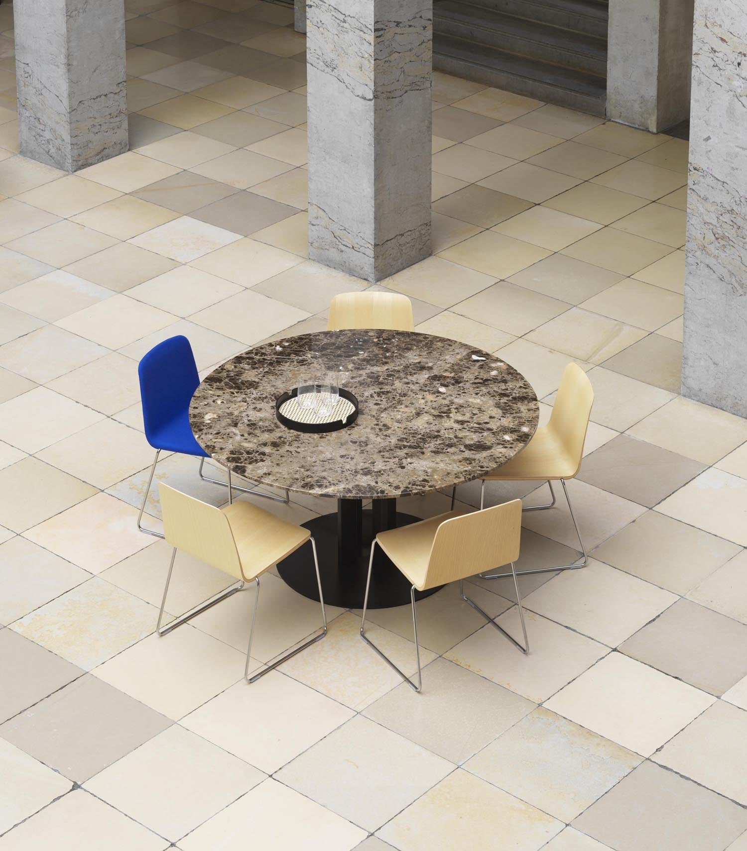 Der Just Stuhl von Normann Copenhagen: Schlicht, stapelbar, mit Bugholz-Schale und vielfältigen Optionen in Farbe und Material.