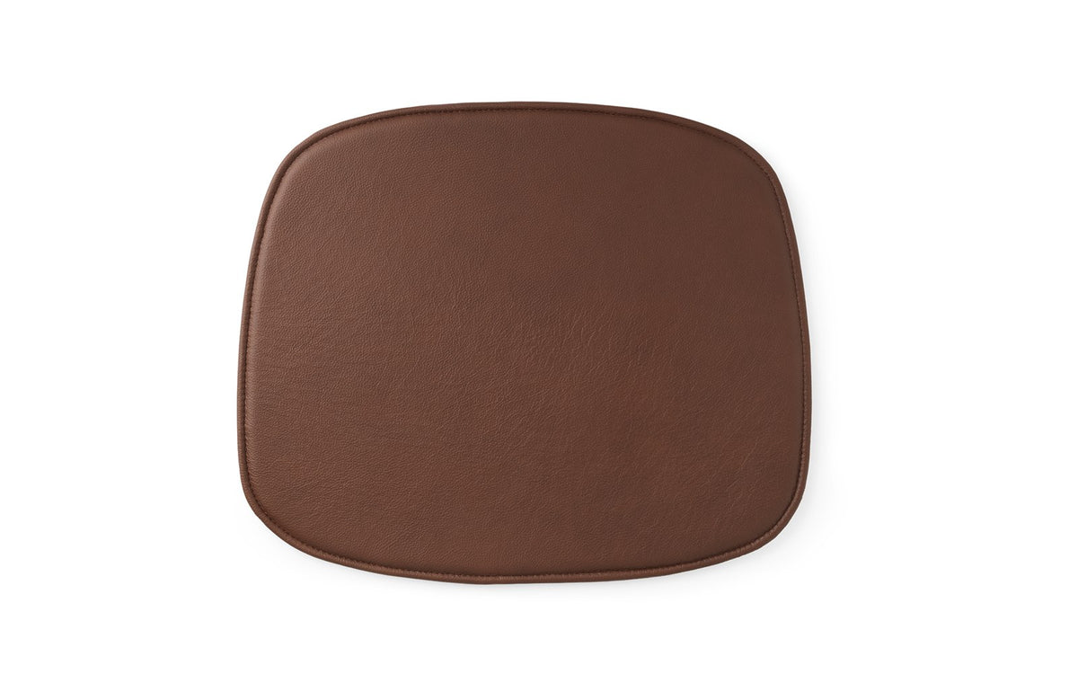 Sitzkissen Form Leder von Normann Copenhagen in Brandy: rechteckiges Kissen mit Lederoberseite und rutschfester Gummiunterseite.