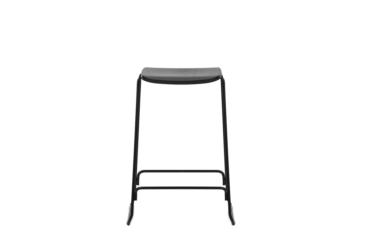 Barhocker Just von Normann Copenhagen in Black/Black, schwarz lackiertes Eichenfurnier mit schwarzem Metallgestell, Sitzhöhe 65 cm.