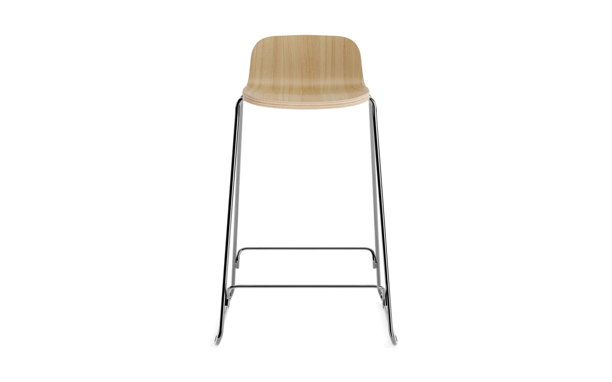Just Barhocker mit Lehne 65 cm. Eiche/Chrom in Eiche/Chrom präsentiert im Onlineshop von KAQTU Design AG. Barstuhl ist von Normann Copenhagen