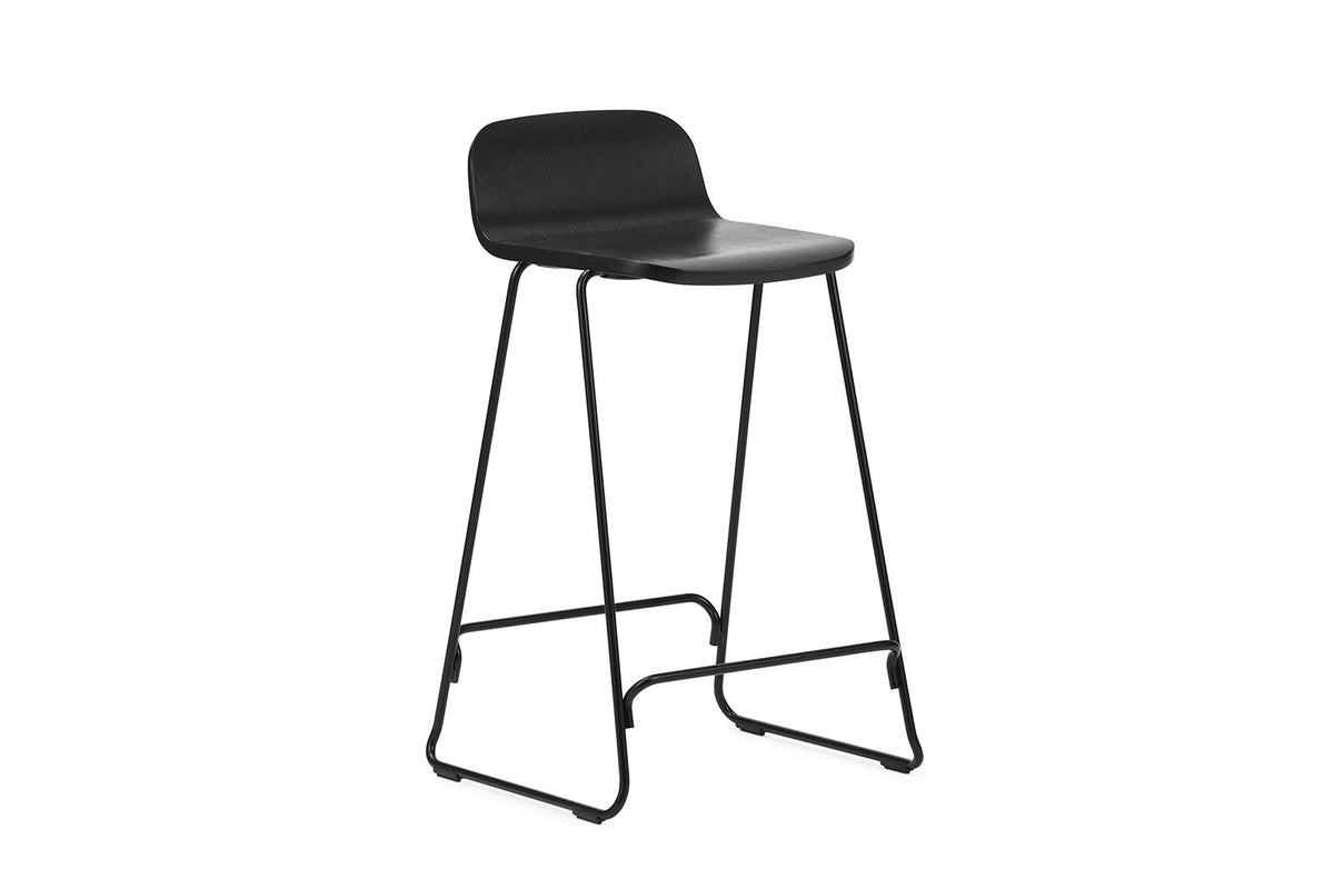 Barhocker Just mit Lehne von Normann Copenhagen, Sitzschale aus schwarz lackiertem Furnier, Sitzhöhe 65 cm, Gestell aus Metall.