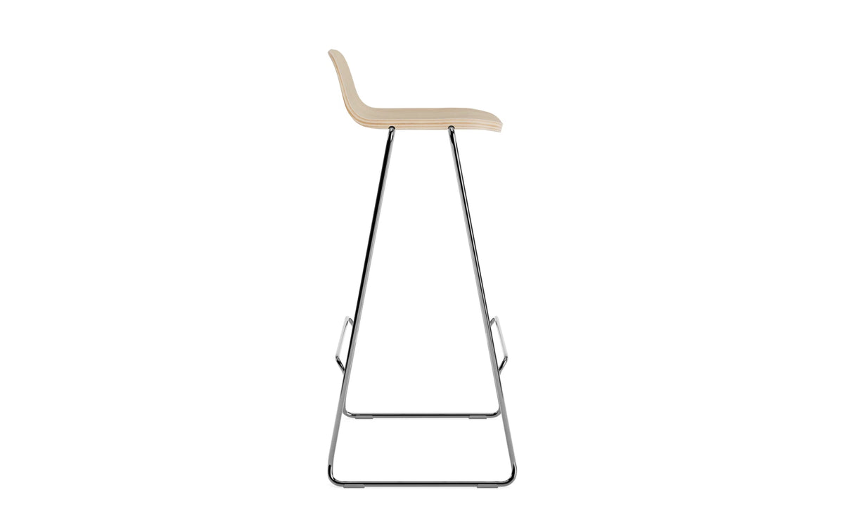 Just Barhocker mit Lehne in Eiche/Chrom präsentiert im Onlineshop von KAQTU Design AG. Barhocker ist von Normann Copenhagen