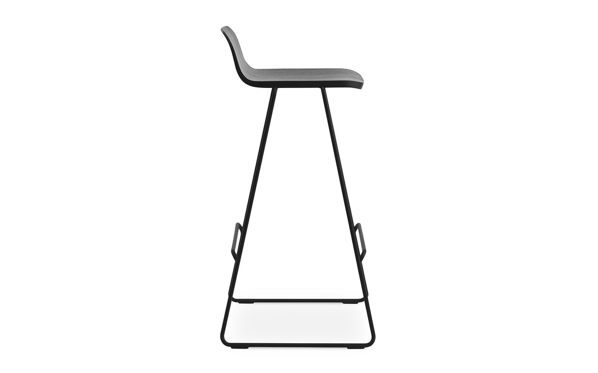 Just Barhocker mit Lehne in  präsentiert im Onlineshop von KAQTU Design AG. Barhocker ist von Normann Copenhagen