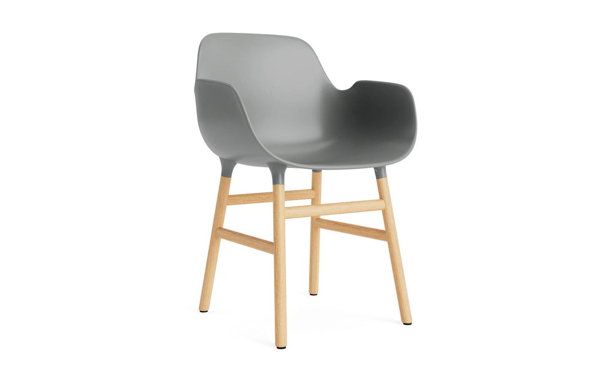 Form Armlehnstuhl in Grau/Eiche präsentiert im Onlineshop von KAQTU Design AG. Stuhl mit Armlehne ist von Normann Copenhagen