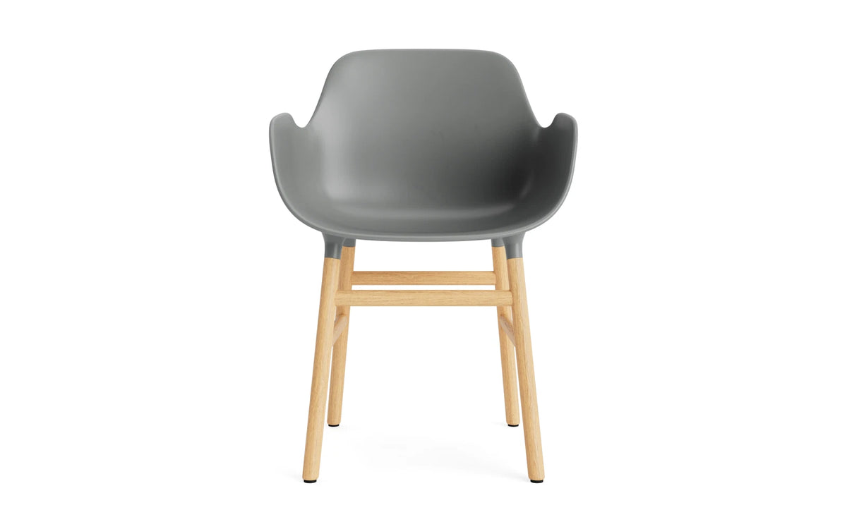 Form Armlehnstuhl in Grau/Eiche präsentiert im Onlineshop von KAQTU Design AG. Stuhl mit Armlehne ist von Normann Copenhagen