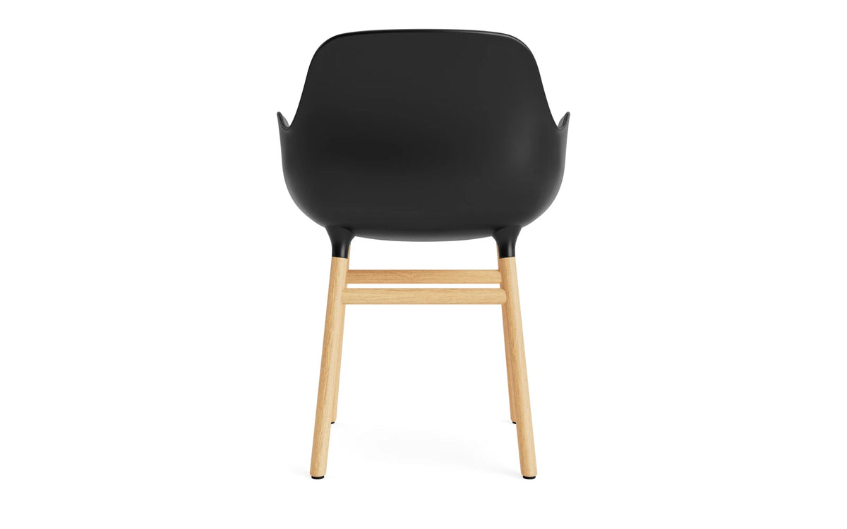 Form Armlehnstuhl in Schwarz/Eiche präsentiert im Onlineshop von KAQTU Design AG. Stuhl mit Armlehne ist von Normann Copenhagen