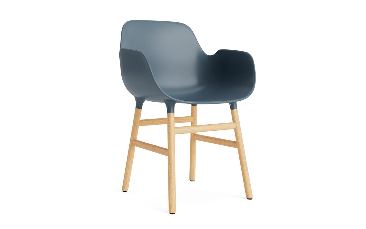 Form Armlehnstuhl in Blau/Eiche präsentiert im Onlineshop von KAQTU Design AG. Stuhl mit Armlehne ist von Normann Copenhagen