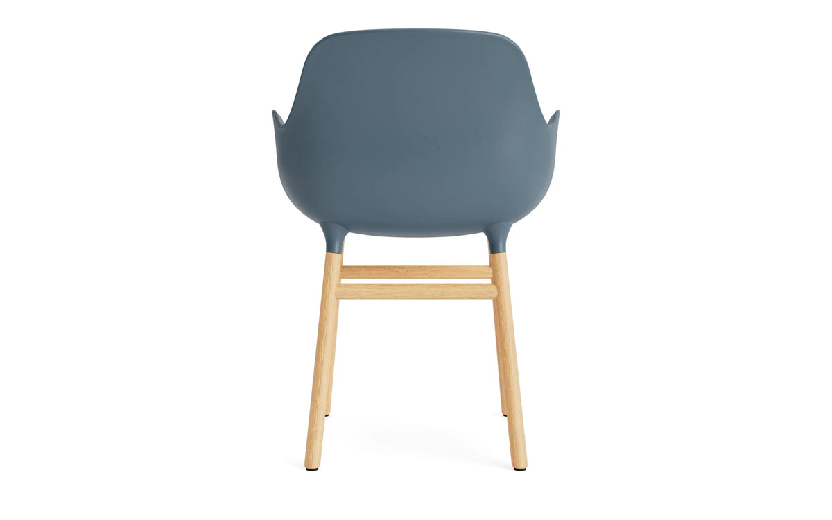 Form Armlehnstuhl in Blau/Eiche präsentiert im Onlineshop von KAQTU Design AG. Stuhl mit Armlehne ist von Normann Copenhagen
