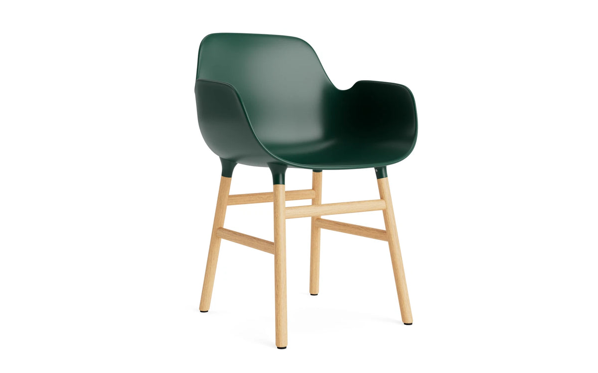 Form Armlehnstuhl in Grün/Eiche präsentiert im Onlineshop von KAQTU Design AG. Stuhl mit Armlehne ist von Normann Copenhagen