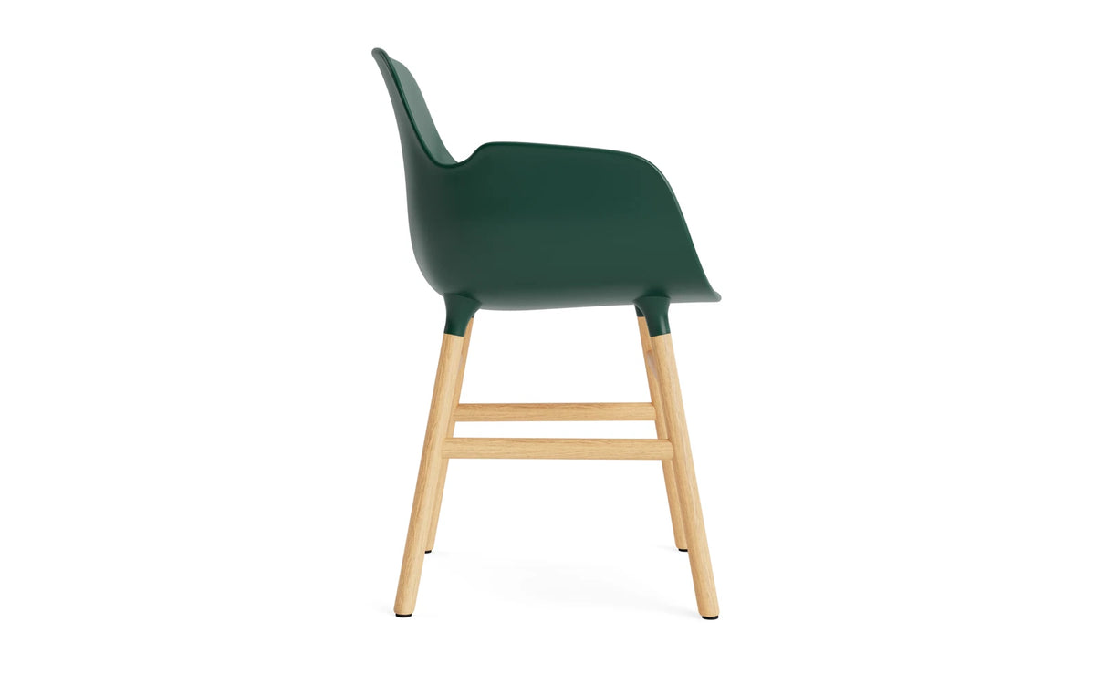Form Armlehnstuhl in Grün/Eiche präsentiert im Onlineshop von KAQTU Design AG. Stuhl mit Armlehne ist von Normann Copenhagen