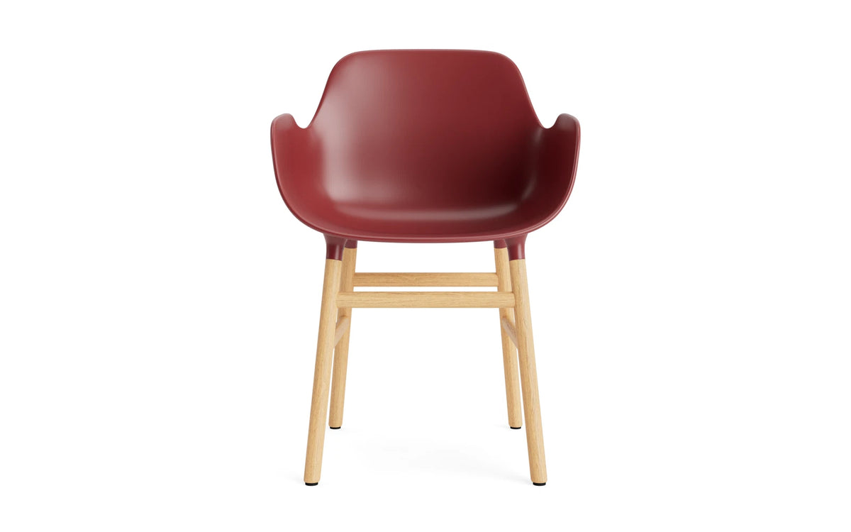 Form Armlehnstuhl in Rot/Eiche präsentiert im Onlineshop von KAQTU Design AG. Stuhl mit Armlehne ist von Normann Copenhagen
