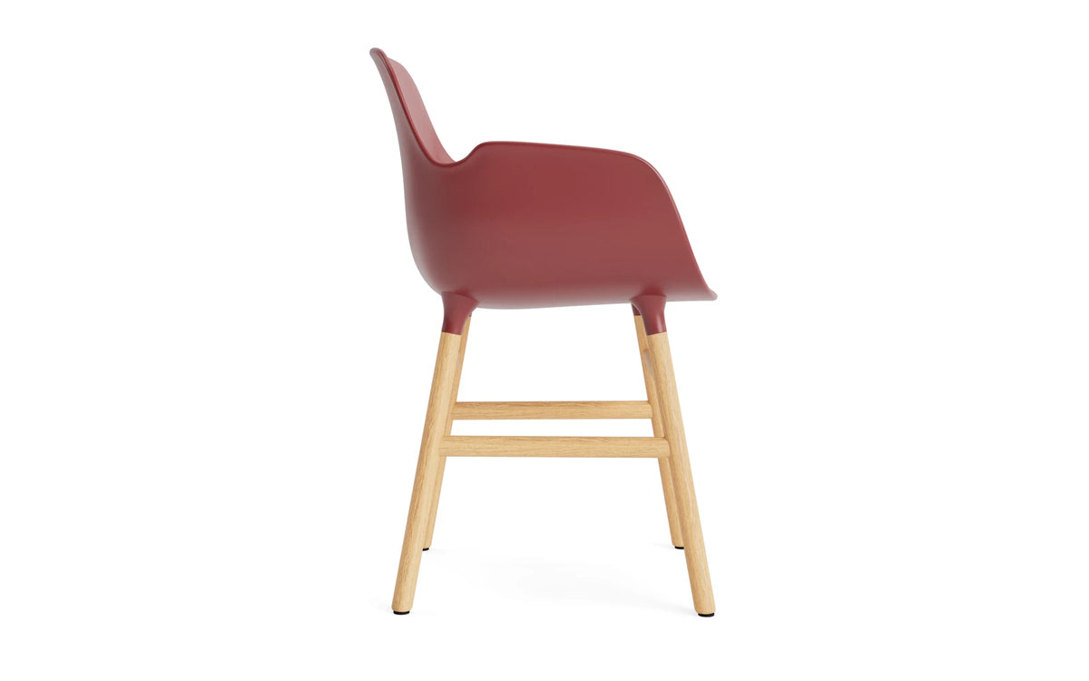 Form Armlehnstuhl in Rot/Eiche präsentiert im Onlineshop von KAQTU Design AG. Stuhl mit Armlehne ist von Normann Copenhagen