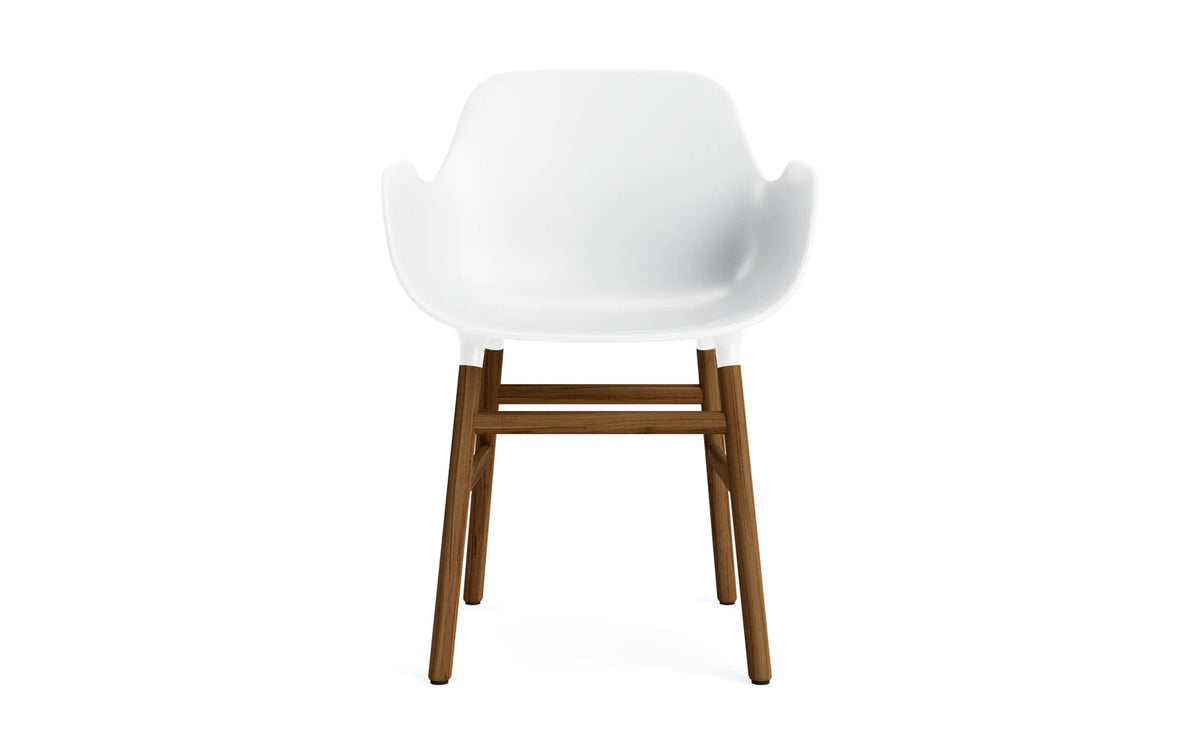 Form Armlehnstuhl in Weiss / Walnuss präsentiert im Onlineshop von KAQTU Design AG. Stuhl mit Armlehne ist von Normann Copenhagen