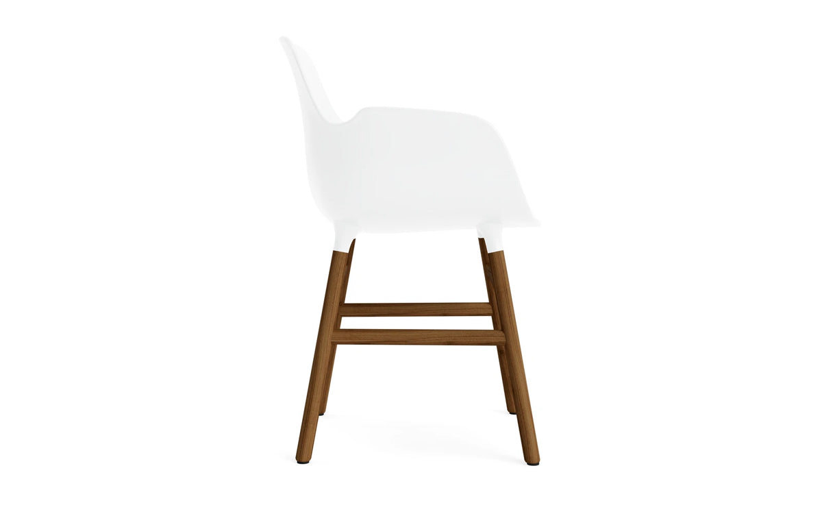 Form Armlehnstuhl in Weiss / Walnuss präsentiert im Onlineshop von KAQTU Design AG. Stuhl mit Armlehne ist von Normann Copenhagen