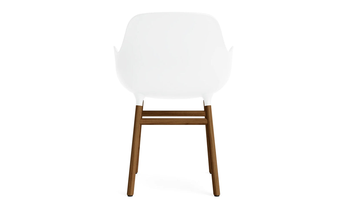 Form Armlehnstuhl in Weiss / Walnuss präsentiert im Onlineshop von KAQTU Design AG. Stuhl mit Armlehne ist von Normann Copenhagen