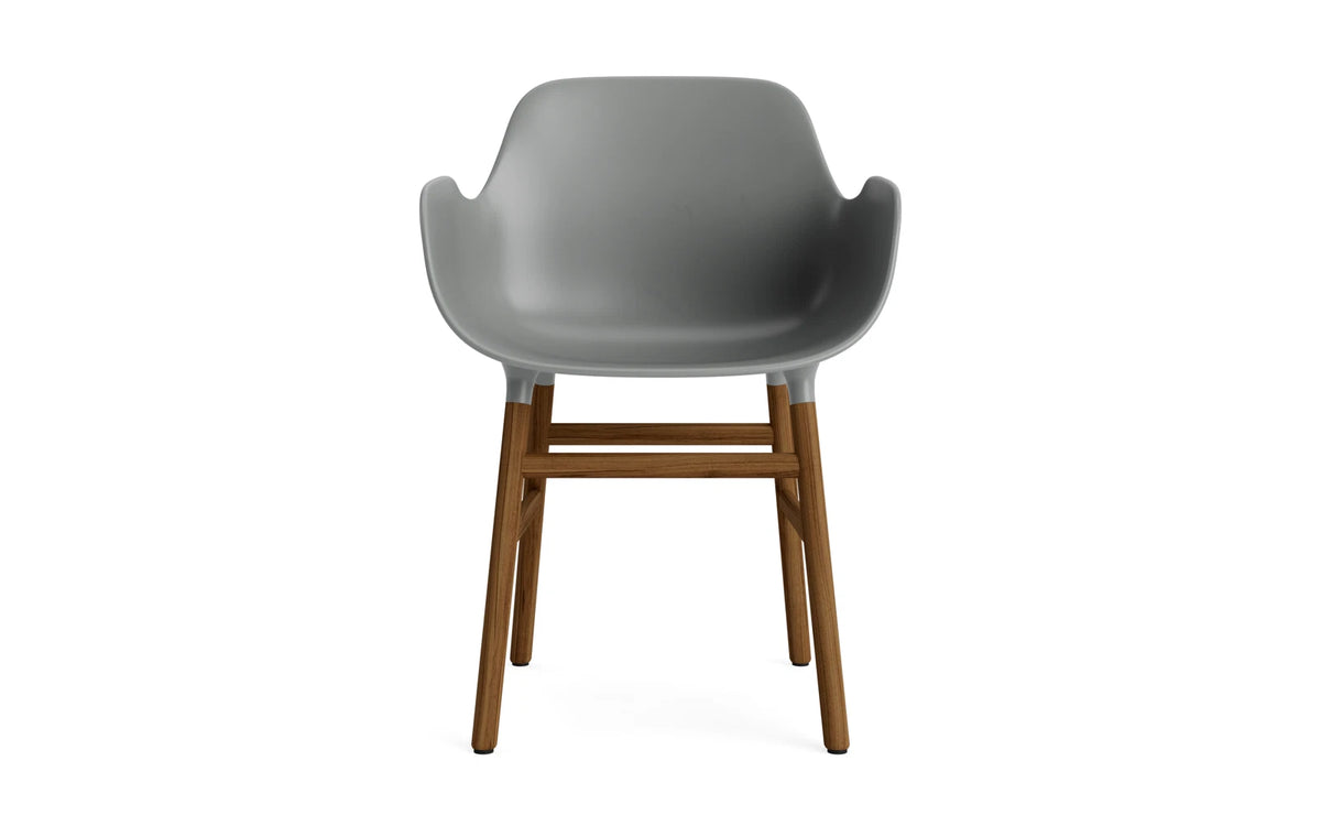 Form Armlehnstuhl in Grau / Walnuss präsentiert im Onlineshop von KAQTU Design AG. Stuhl mit Armlehne ist von Normann Copenhagen