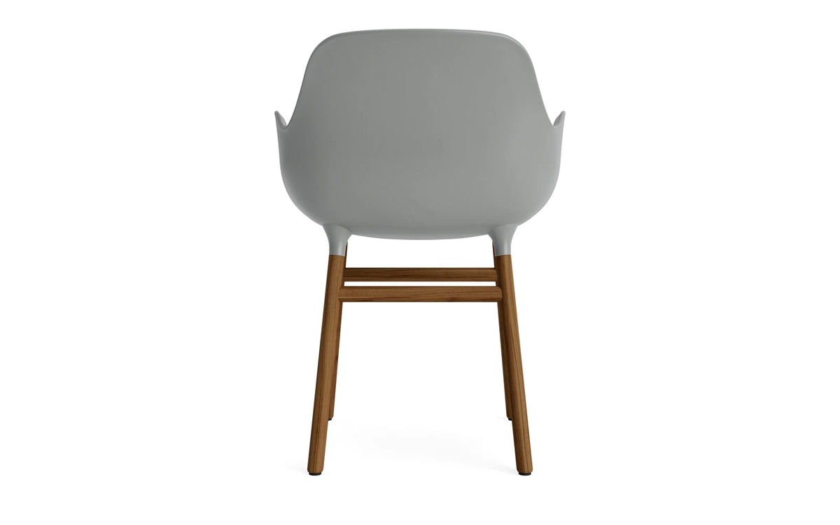 Form Armlehnstuhl in Grau / Walnuss präsentiert im Onlineshop von KAQTU Design AG. Stuhl mit Armlehne ist von Normann Copenhagen
