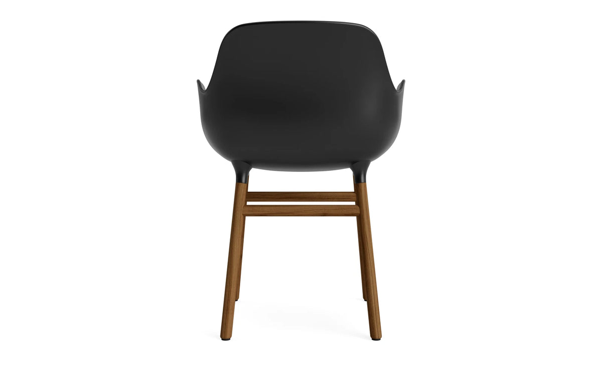 Form Armlehnstuhl in Schwarz / Walnuss präsentiert im Onlineshop von KAQTU Design AG. Stuhl mit Armlehne ist von Normann Copenhagen