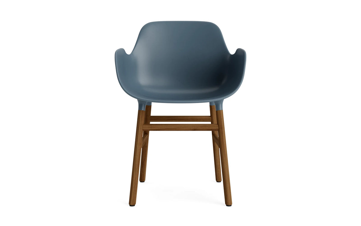 Form Armlehnstuhl in Blau / Walnuss präsentiert im Onlineshop von KAQTU Design AG. Stuhl mit Armlehne ist von Normann Copenhagen