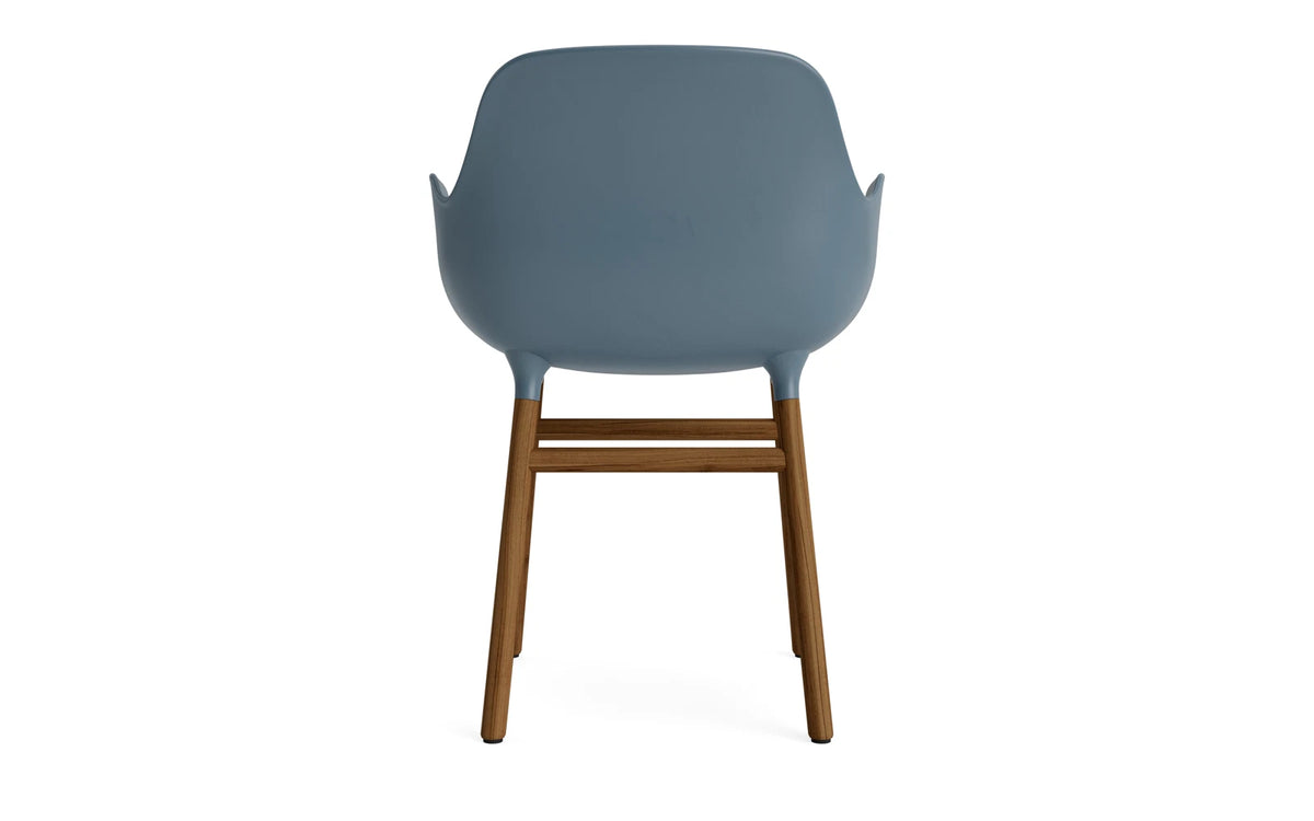 Form Armlehnstuhl in Blau / Walnuss präsentiert im Onlineshop von KAQTU Design AG. Stuhl mit Armlehne ist von Normann Copenhagen