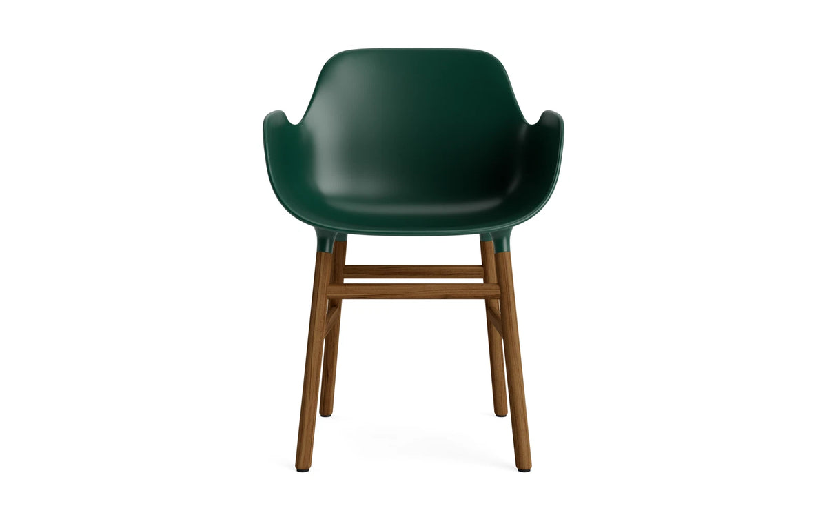 Form Armlehnstuhl in Grün / Walnuss präsentiert im Onlineshop von KAQTU Design AG. Stuhl mit Armlehne ist von Normann Copenhagen
