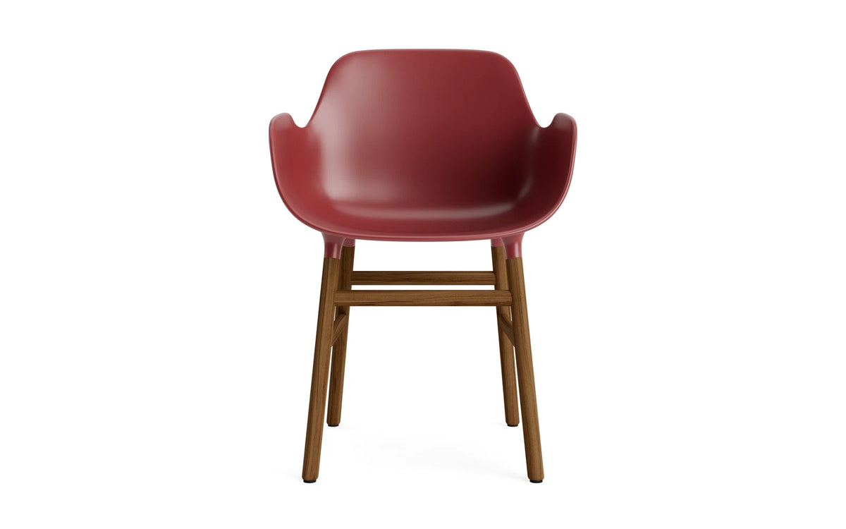 Form Armlehnstuhl in Rot / Walnuss präsentiert im Onlineshop von KAQTU Design AG. Stuhl mit Armlehne ist von Normann Copenhagen