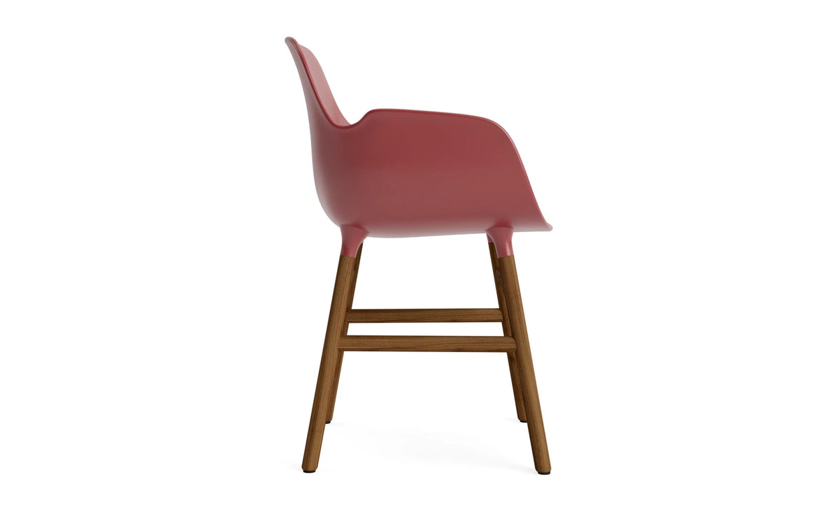 Form Armlehnstuhl in Rot / Walnuss präsentiert im Onlineshop von KAQTU Design AG. Stuhl mit Armlehne ist von Normann Copenhagen