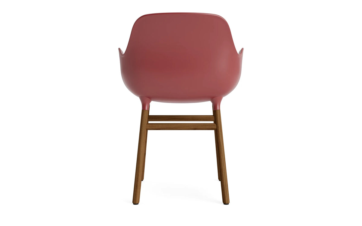 Form Armlehnstuhl in Rot / Walnuss präsentiert im Onlineshop von KAQTU Design AG. Stuhl mit Armlehne ist von Normann Copenhagen