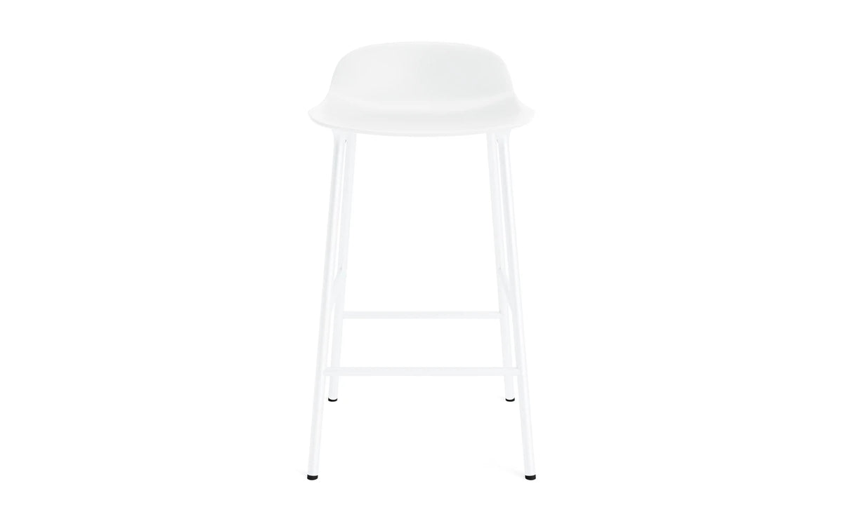 Form Barhocker in Weiss präsentiert im Onlineshop von KAQTU Design AG. Barstuhl ist von Normann Copenhagen