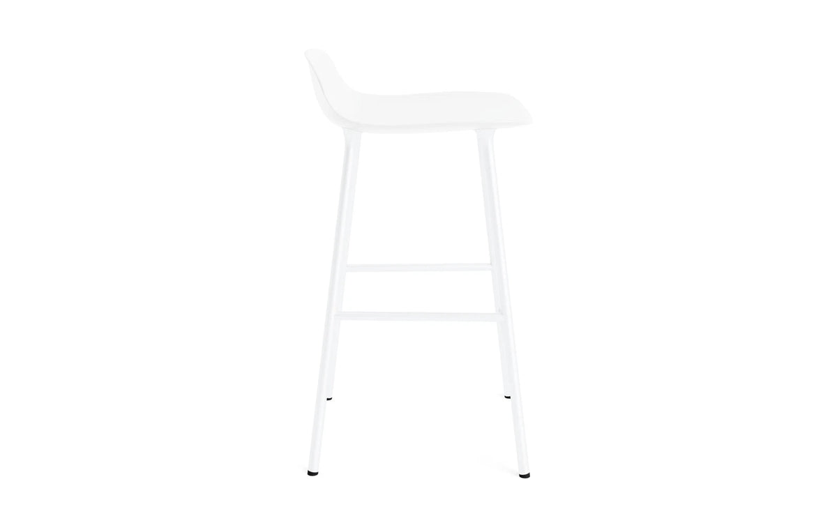 Form Barhocker in Weiss präsentiert im Onlineshop von KAQTU Design AG. Barstuhl ist von Normann Copenhagen