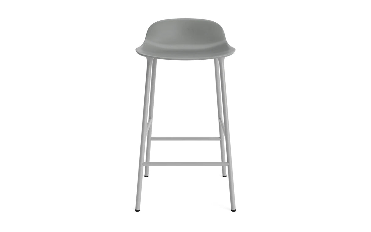 Form Barhocker in Grau präsentiert im Onlineshop von KAQTU Design AG. Barstuhl ist von Normann Copenhagen