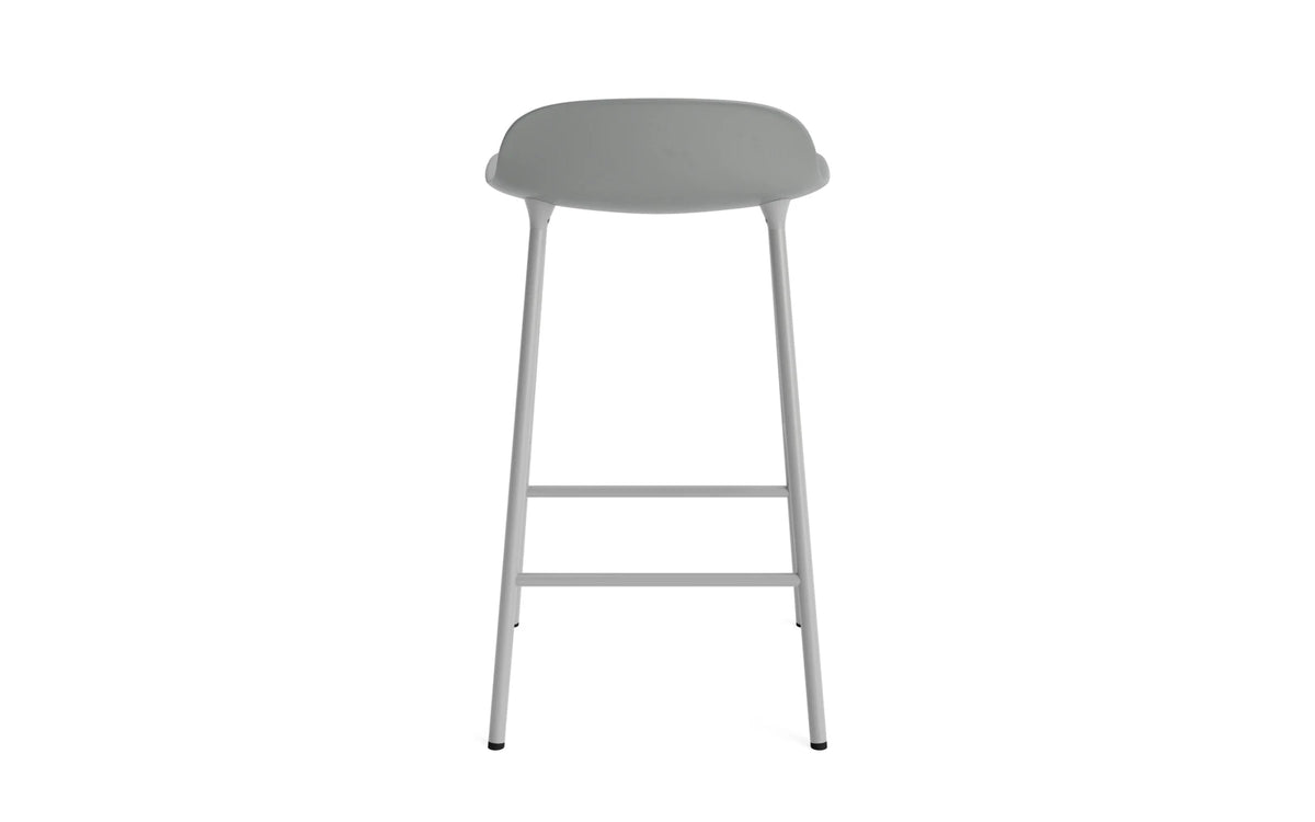 Form Barhocker in Grau präsentiert im Onlineshop von KAQTU Design AG. Barstuhl ist von Normann Copenhagen