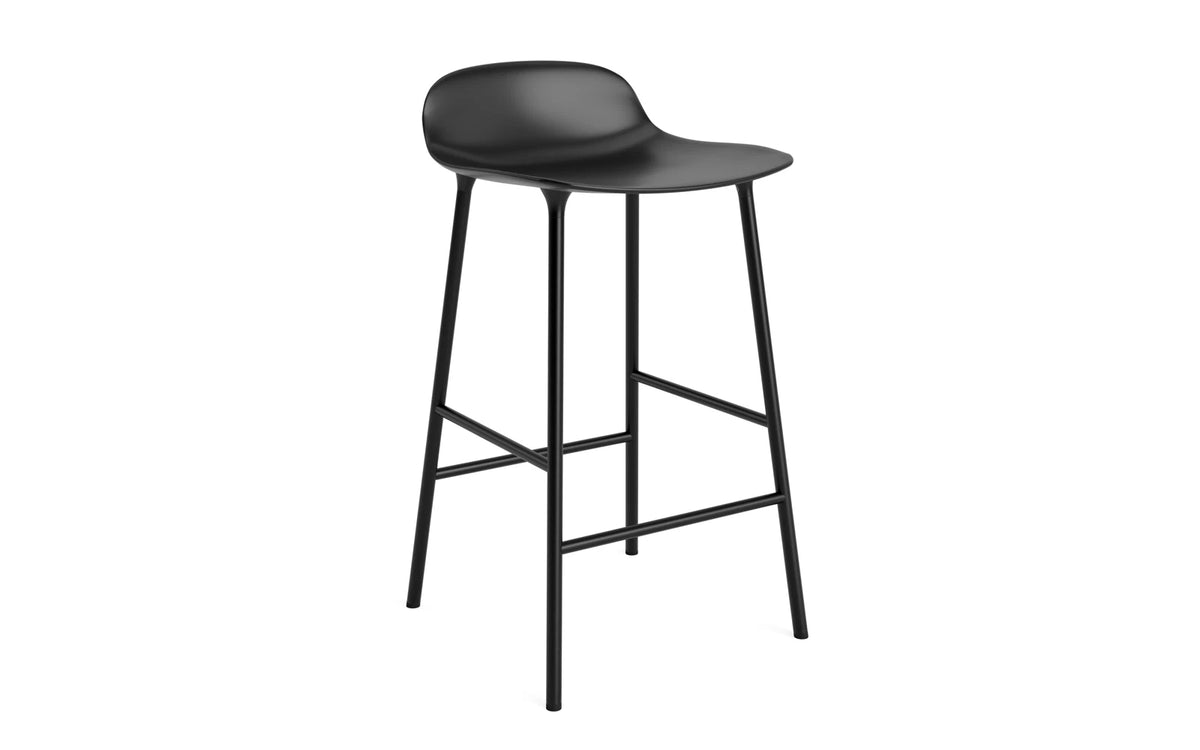 Form Barhocker in Schwarz präsentiert im Onlineshop von KAQTU Design AG. Barstuhl ist von Normann Copenhagen