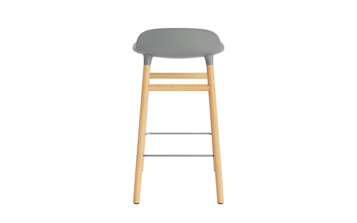 Form Barhocker in Grau präsentiert im Onlineshop von KAQTU Design AG. Barstuhl ist von Normann Copenhagen
