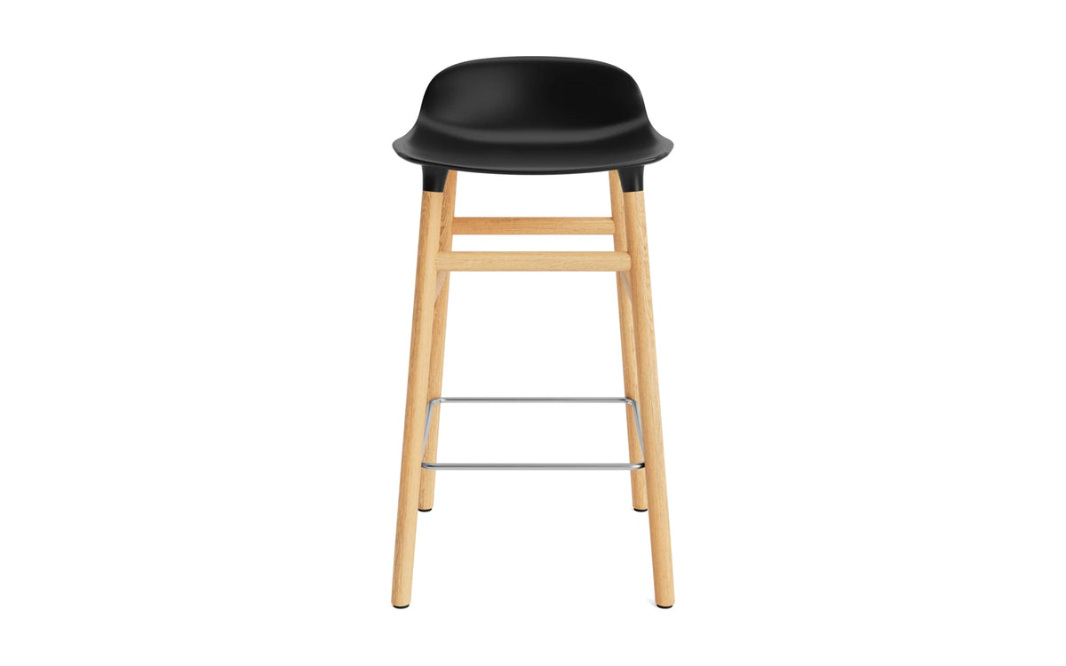 Form Barhocker in Schwarz präsentiert im Onlineshop von KAQTU Design AG. Barstuhl ist von Normann Copenhagen