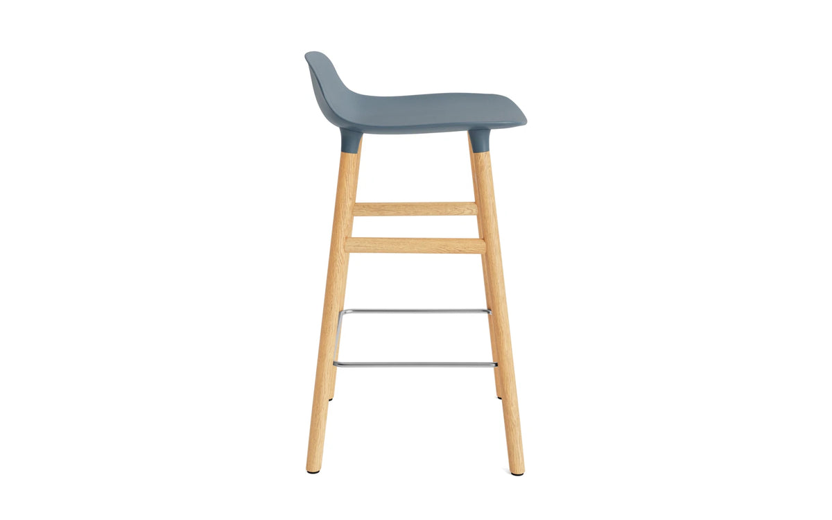 Form Barhocker in Blau präsentiert im Onlineshop von KAQTU Design AG. Barstuhl ist von Normann Copenhagen