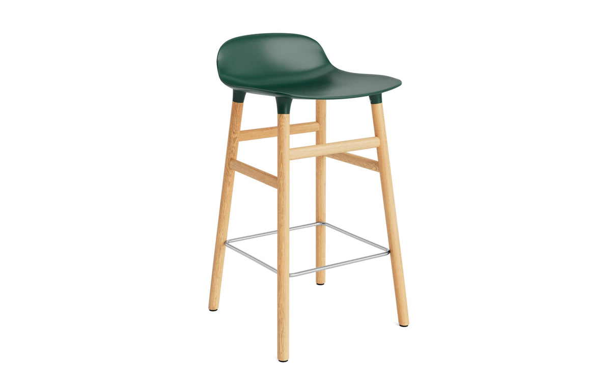 Form Barhocker in Grün präsentiert im Onlineshop von KAQTU Design AG. Barstuhl ist von Normann Copenhagen