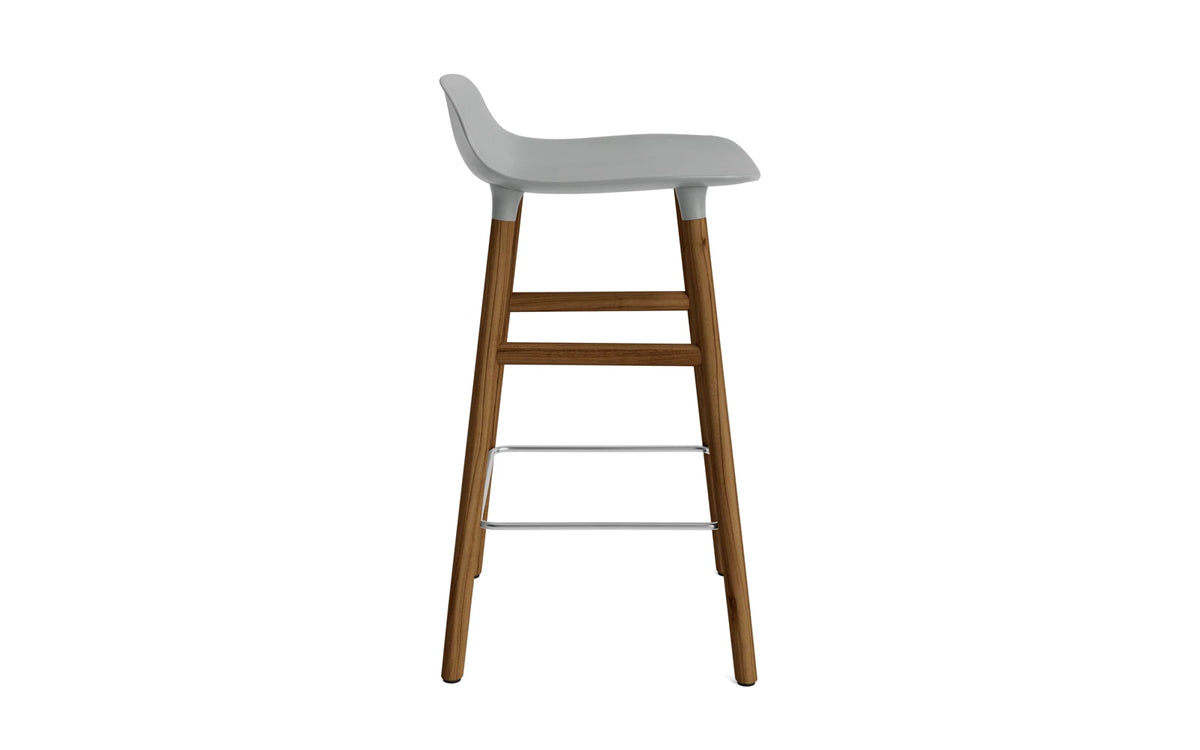 Form Barhocker in Grau präsentiert im Onlineshop von KAQTU Design AG. Barstuhl ist von Normann Copenhagen