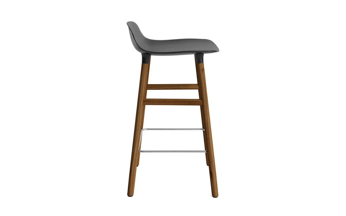 Form Barhocker in Schwarz präsentiert im Onlineshop von KAQTU Design AG. Barstuhl ist von Normann Copenhagen