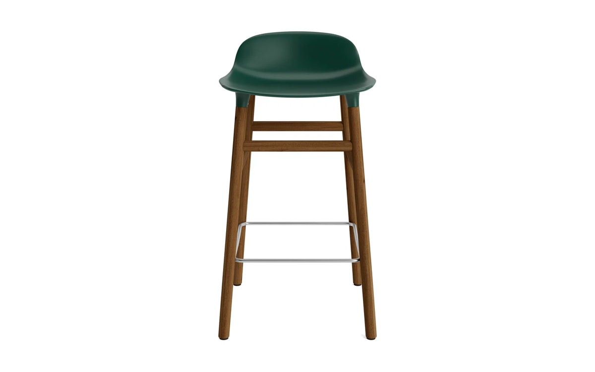 Form Barhocker in Grün präsentiert im Onlineshop von KAQTU Design AG. Barstuhl ist von Normann Copenhagen