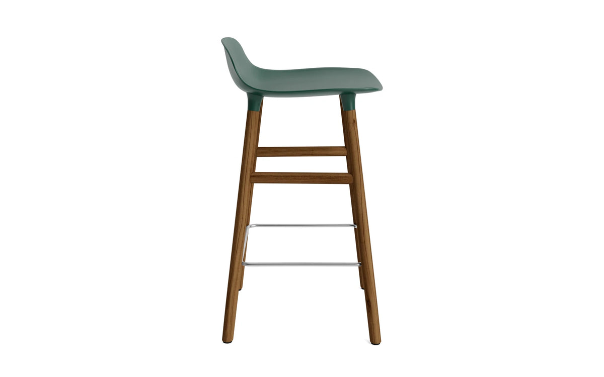Form Barhocker in Grün präsentiert im Onlineshop von KAQTU Design AG. Barstuhl ist von Normann Copenhagen