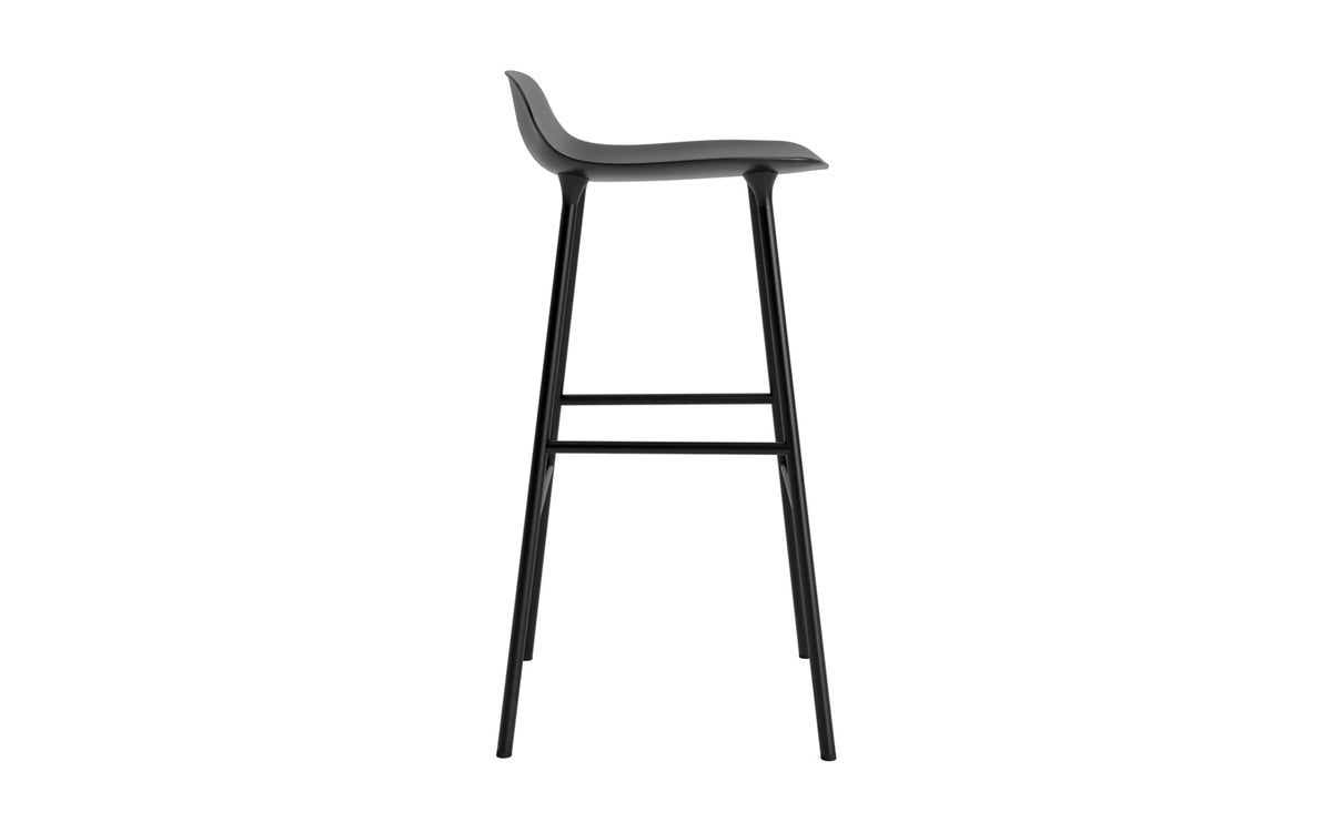 Form Barhocker in Schwarz präsentiert im Onlineshop von KAQTU Design AG. Barstuhl ist von Normann Copenhagen