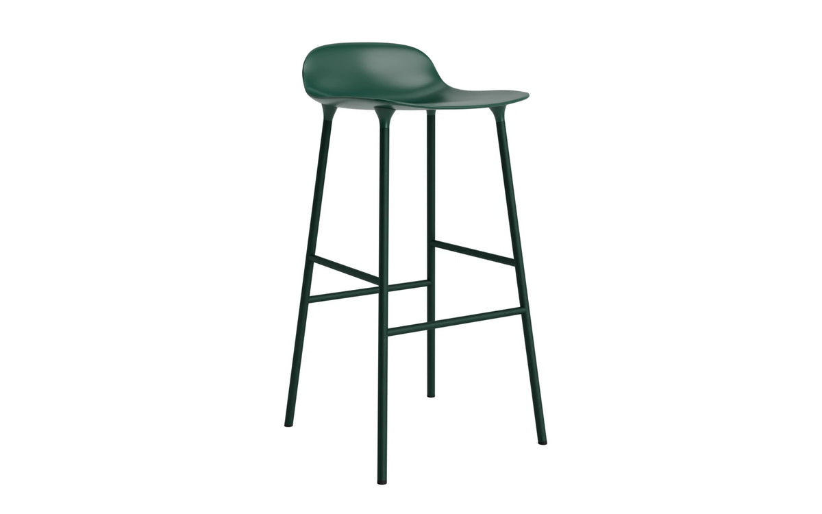 Form Barhocker in Grün präsentiert im Onlineshop von KAQTU Design AG. Barstuhl ist von Normann Copenhagen