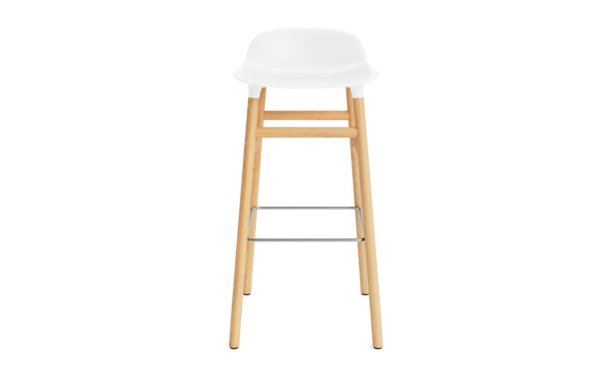 Form Barhocker in Weiss präsentiert im Onlineshop von KAQTU Design AG. Barstuhl ist von Normann Copenhagen