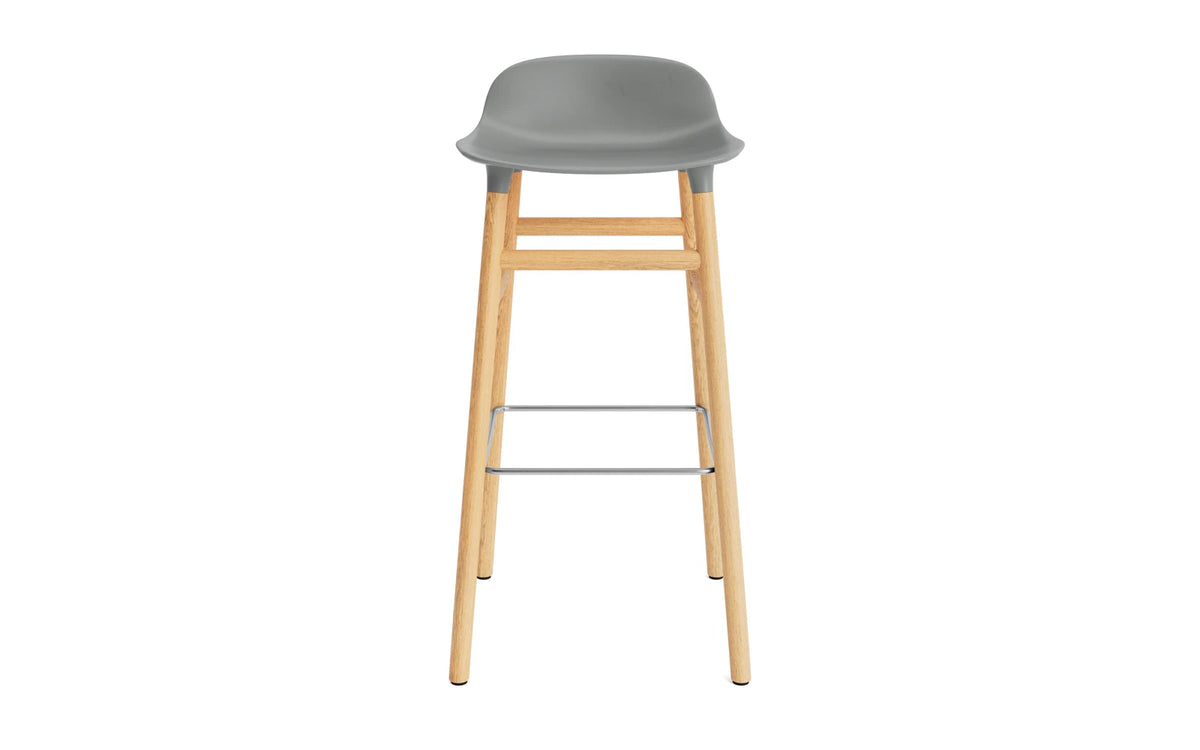 Form Barhocker in Grau präsentiert im Onlineshop von KAQTU Design AG. Barstuhl ist von Normann Copenhagen