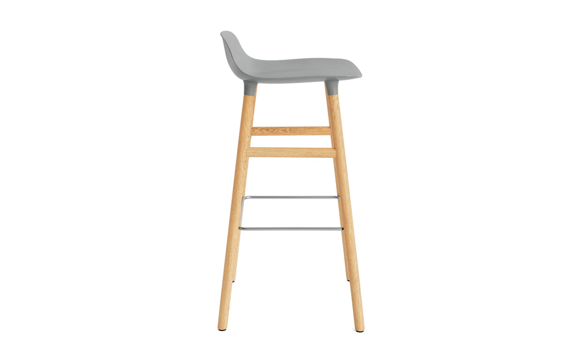 Form Barhocker in Grau präsentiert im Onlineshop von KAQTU Design AG. Barstuhl ist von Normann Copenhagen