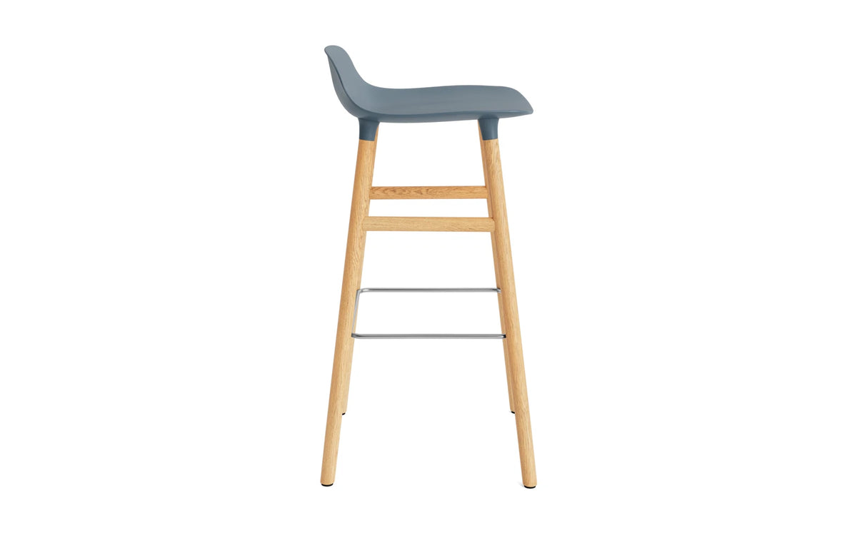 Form Barhocker in Blau präsentiert im Onlineshop von KAQTU Design AG. Barstuhl ist von Normann Copenhagen